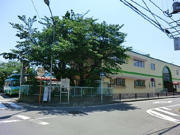 小峰幼稚園(広い園庭では、たくさんの木々や草花の中で子供たちが元気いっぱいのびのびと過ごしています。)