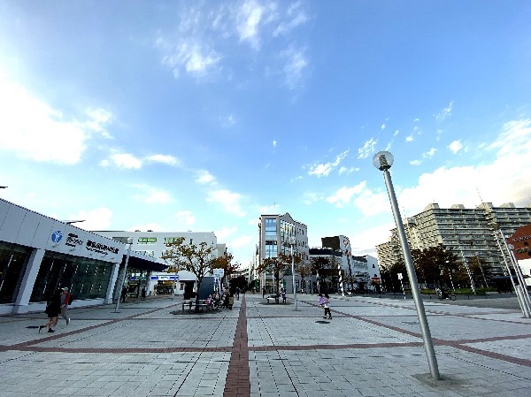 グリーンライン「都筑ふれあいの丘」駅(駅前は広々としていますが、近くには大型スーパーやドラッグストアなど、買い物施設は充実しています。　)