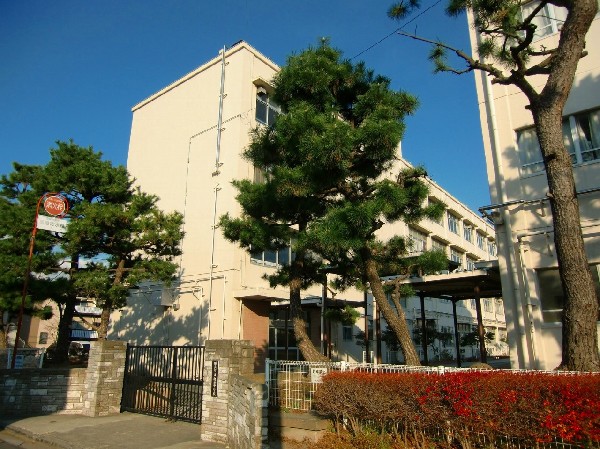 新田中学校(（知）確かな学力を身につけ、自ら学ぶ、あきらめずに挑戦する生徒を育みます。（徳）のびのびと主体的に行動し、人権を尊重する豊かな心の生徒を育みます)