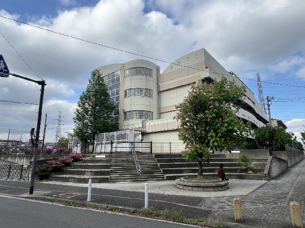 東山田小学校(お子様が一日の中でも長い時間を過ごす小学校。どんどん成長していくお子様の姿が目に浮かびます。)