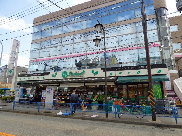 トップパルケ久地店(午前8時～午後25時までと比較的遅くまで営業している店舗。駅前に有るので仕事帰りの買物にも便利。宅配サービスも実施中。)