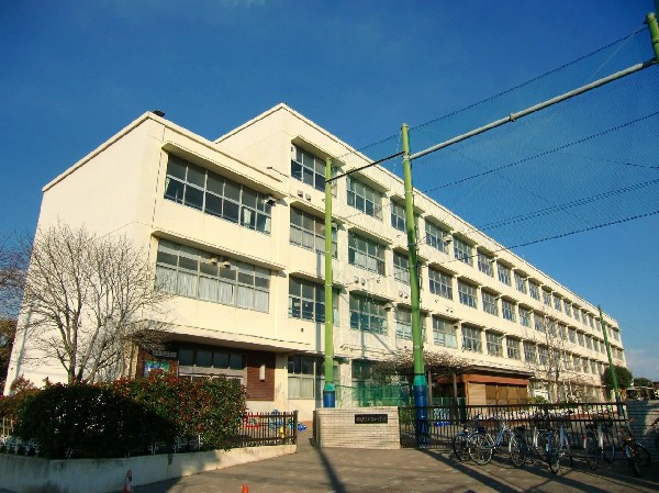 新吉田小学校(「知」確かな学力 「徳」豊かな心「体」健やかな体「公」公共心と社会参画意識「開」国際社会に寄与する開かれた心)