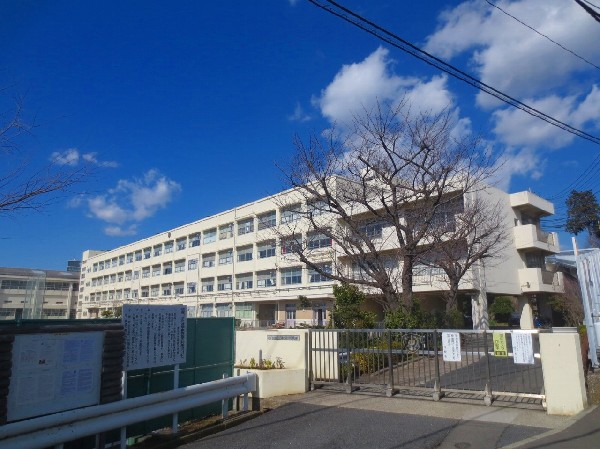 篠原中学校(緑豊かな高台に位置するため、新横浜駅まですぐそこという立地でありながら閑静で自然いっぱいの中学校です。)