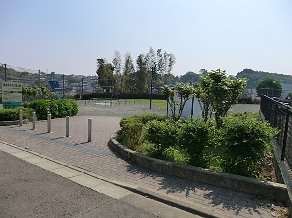 東有馬植木の里公園(とても開放的な公園で晴れた日にはボール遊びやバトミントンなどで遊ぶのにお子さんが喜びそうな場所。)