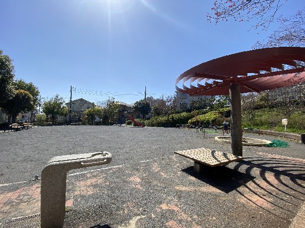 加賀原さるすべり公園　(閑静な住宅街にありながら住宅街の十分な広さのある公園です。公園の設備には水飲み・手洗い場があります。)