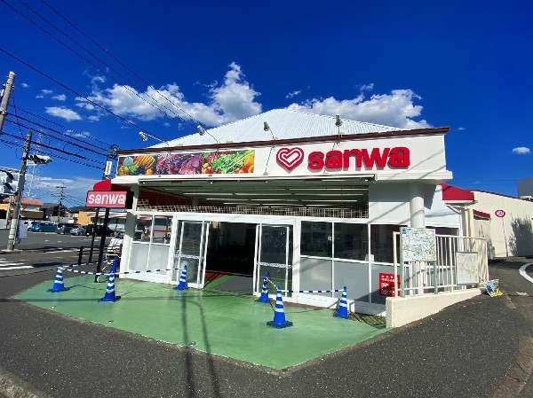 スーパー三和奈良北店(地域密着型でお客様の便利を追求したスーパーマーケット。生鮮食品を中心に加工食品、日用雑貨の品揃えも充実しています。)