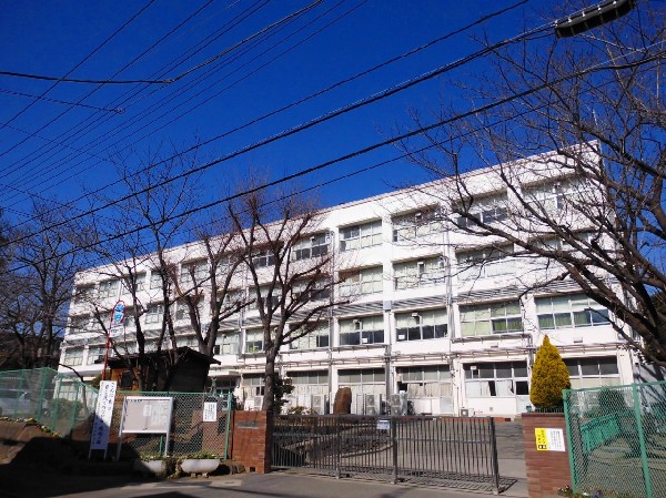 樽町中学校(確かな学力、豊かな心、健やかな体、公共心と社会参画意識、国際社会に寄与する開かれた心、を磨いていく)