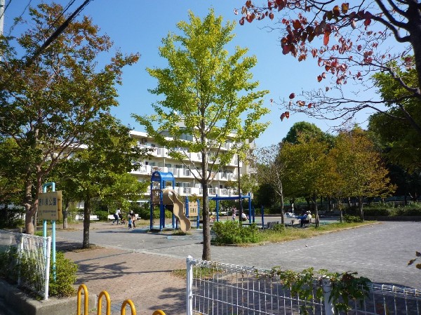 野川東公園(日当たりがよく、遊具場と広場が分かれています。広い敷地でありながら全体を見渡せるので、安心して子供を遊ばせられる公園です。)