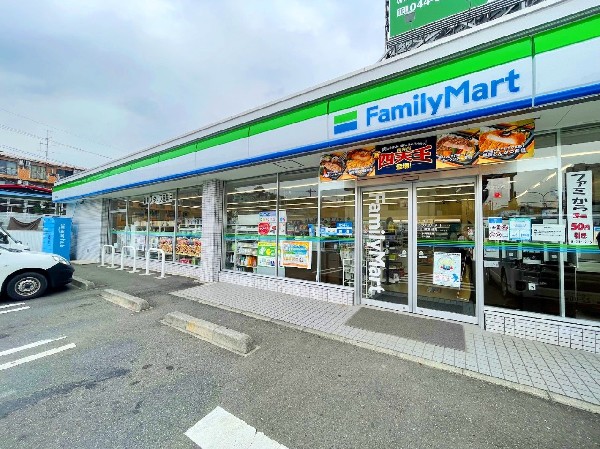 ファミリマート　川崎鷺沼店(ファミチキをはじめスナックメニューも大人気です。買物だけではなく、日常生活に関係する最重要施設となりつつある。)