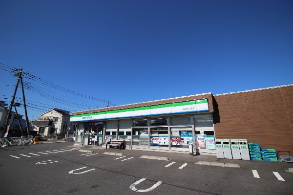 ファミリーマート東有馬二丁目店(ファミチキをはじめスナックメニューも大人気です。)