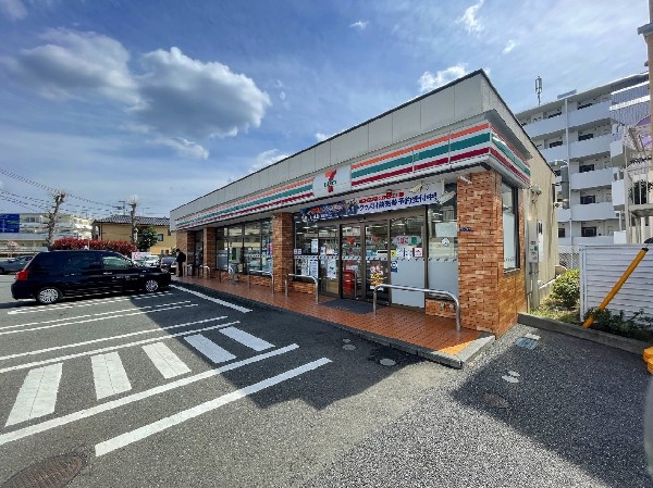 セブンイレブン横浜高田東３丁目店(セブンミールは大好評です。今や公共料金の支払いや宅配など、色々な用途があるコンビニは必須ですね。)