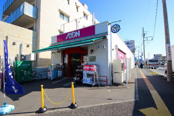 まいばすけっと高田駅前店(イオングループの小型スーパーまいばすけっとは高田駅の目の前にあります。お仕事帰りにさっと買い物できるのは便利。)