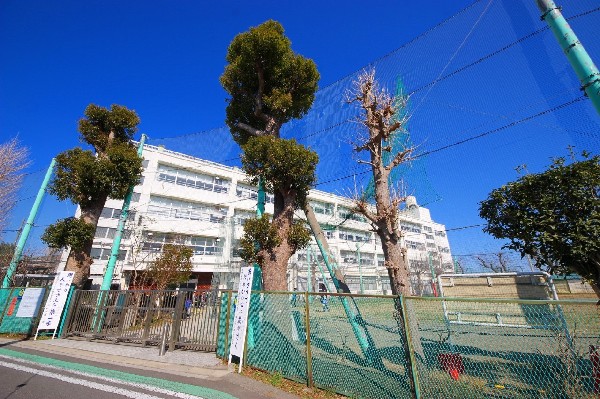 高田東小学校(お子様が一日の中でも長い時間を過ごす小学校。のびのびと過ごし、広い校庭で元気に駆け回ったり、どんどん成長していくお子様の姿が目に浮かびます。)