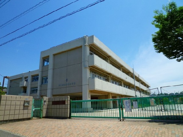 金程小学校(お子様が一日の中でも長い時間を過ごす小学校。のびのびと過ごし、広い校庭で元気に駆け回ったり、どんどん成長していくお子様の姿が目に浮かびます。)