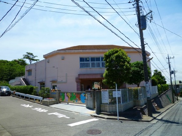 ちよがおか幼稚園(送り迎えに無理のない距離感にある幼稚園です。豊かな自然に囲まれ、園舎・園庭から子供たちの元気な声が聞こえてきます。お子様の成長が楽しみです。)