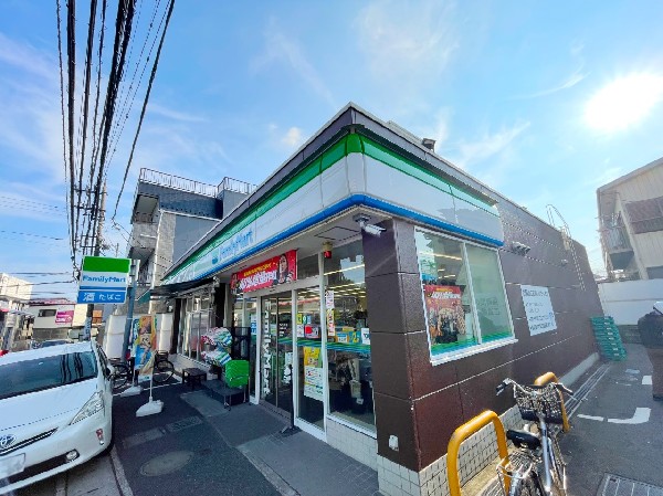 ファミリーマート蟹ヶ谷店(コンビニが近いのは何かと助かります。いまや買物だけではなく、行政、銀行、民間サービス等、日常生活に深く関係する最重要施設)