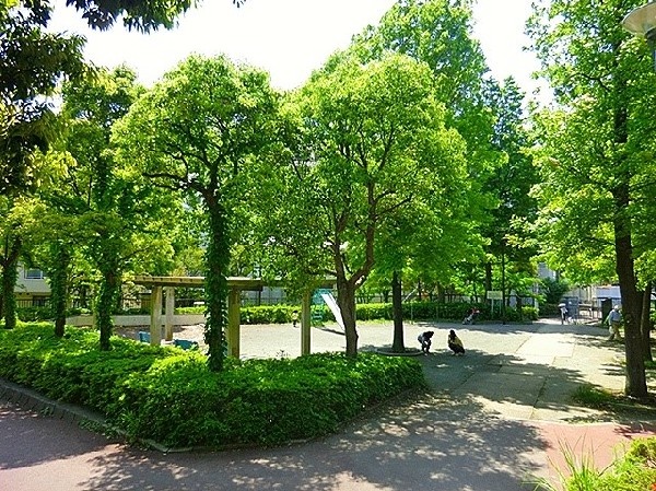 万福寺檜山公園(春にはお花見で賑わう公園。木漏れ日広場、遊びの広場など数種類の広場があり、すべり台や鉄棒、砂場もあります。)