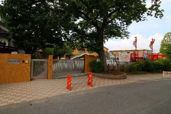 東菅幼稚園(園舎・広い園庭から子供たちの元気な声が聞こえてきます。できることが増えていく、お子様の成長が楽しみです。)