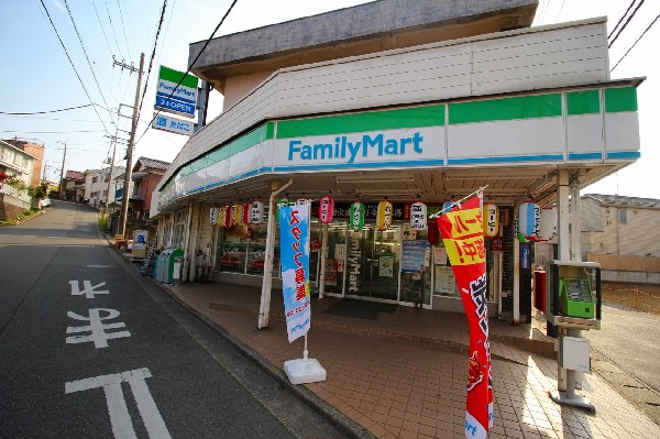 ファミリーマート仙谷店(ファミチキをはじめスナックメニューも大人気です。買物だけではなく、日常生活に関係する最重要施設となりつつある。)