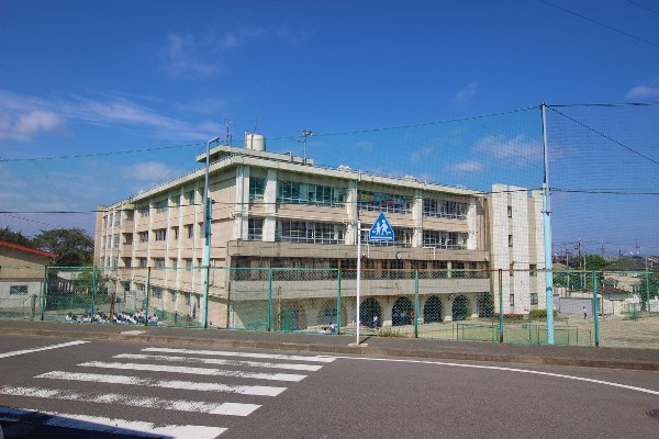 野川中学校 (昭和55年創立で総生徒数約750人、各学年6～7クラスのマンモス中学校)