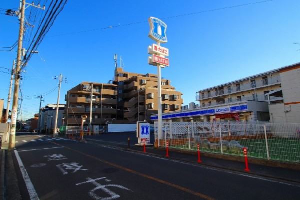 ローソン高田西二丁目店(「マチのほっとステーション」をスローガンに掲げる通り、忙しい日々に「ほっ」とするひとときをもたらします。)