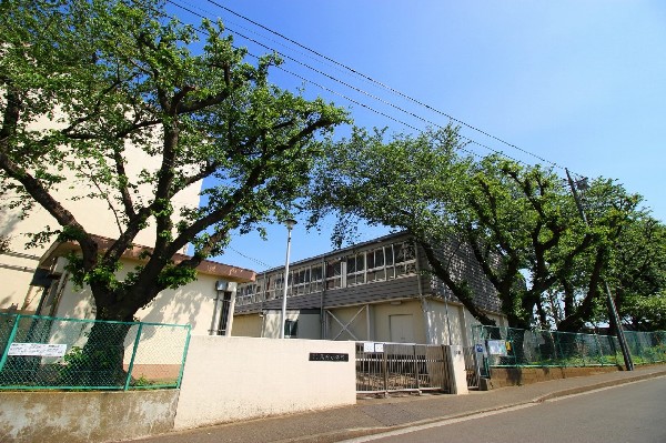 高田小学校(お子様が一日の中でも長い時間を過ごす小学校。のびのびと過ごし、広い校庭で元気に駆け回ったり、どんどん成長していくお子様の姿が目に浮かびます。)