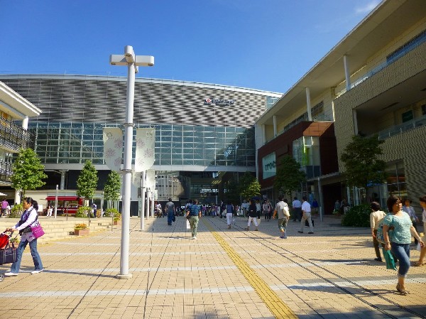 たまプラーザ駅(洗練された田園都市線のイメージそのままの、急行停車駅です。羽田空港、成田空港、TDRなどへのバスも発着し便利です。)