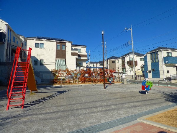 菅生ケ丘公園(住宅街らしく近隣には公園が複数ありますので、お子様にも嬉しい住環境です。きっと、お気に入りの公園がみつかるはずです。)