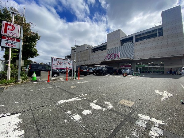 イオン横浜新吉田店(食料品だけでなく衣料品、日用雑貨、ドラッグストア等も揃う便利なショッピングモール。ご家族でお買い物に出かけるのも楽しいですね。)