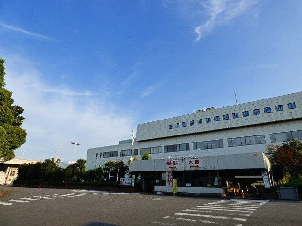 川崎市中央卸売市場北部市場　(水産棟、青果棟、花き棟の３部門と、関連施設棟からなる、巨大なマーケットです。)