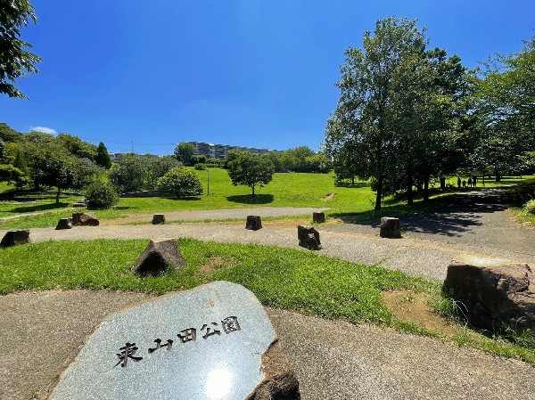 東山田公園　(遊び場、丘陵斜面の展望デッキ、花、サッカー場、オープン スペースのある公園。)