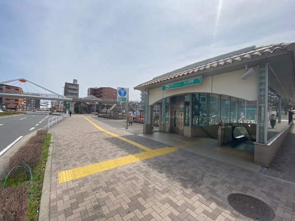 北山田駅　(街並みに合わせるためにステーションカラーを南欧スタイルで統一。オレンジの洋瓦で暖かいイメージ。)