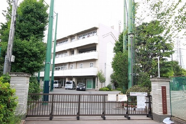 六角橋中学校(成長の過程でより濃い時間を過ごす3年間。お子様にとって、とても大切な思い出となるはずです。)