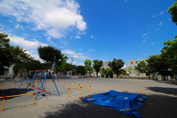 南加瀬五反公園(遊具もある広めの公園。放課後や休日は多くの子供たちでにぎわいを見せています。)