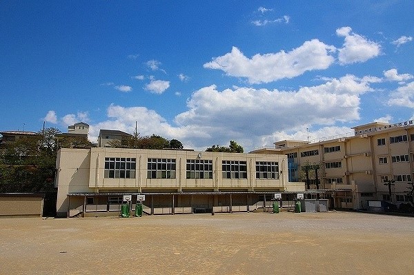 生田小学校(地域に大切に支えられ140年を以上の歴史と文化のある学校。進んで学ぶ、よく考える、思いやりのある、たくましい子が学校教育目標です。)