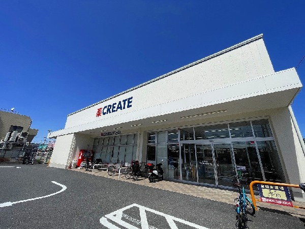 クリエイトS・D川崎下平間店(大きな駐車場を完備したドラックストア。10時～23時までの営業時間です。)