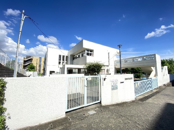 すすき野保育園(広い園庭があり、天気の良い日は毎日外で遊びます。また近隣の公園へ散歩や遠足に出かけることもあります。)