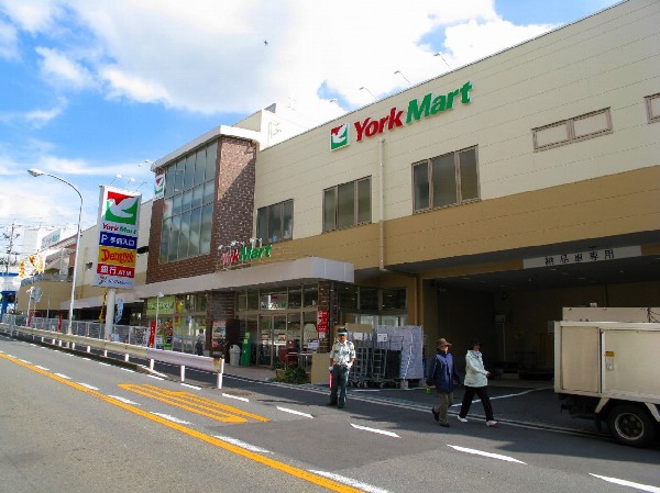 ヨークマート妙蓮寺店(幹線道路沿いにあり、自転車や車で立ち寄りやすい駐車場完備のスーパーです。休日の買い出しや、お出かけ前やお帰りの立ち寄りにも便利です。)