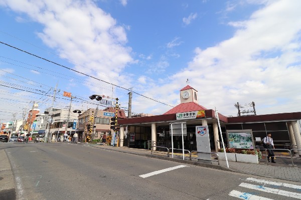 中野島駅(風見鶏と時計がかわいらしい駅舎。JR南武線で川崎駅へ30分、1駅隣り「登戸」駅で小田急線へ乗り換え、新宿駅へもアクセスしやすい。)