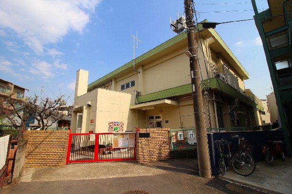 菅保育園(近隣には保育園が点在しており、子育て中の方にとって、心強い環境です。毎日の生活の一部だから、保育園が近いことで送り迎えなどの負担も減りますね。)