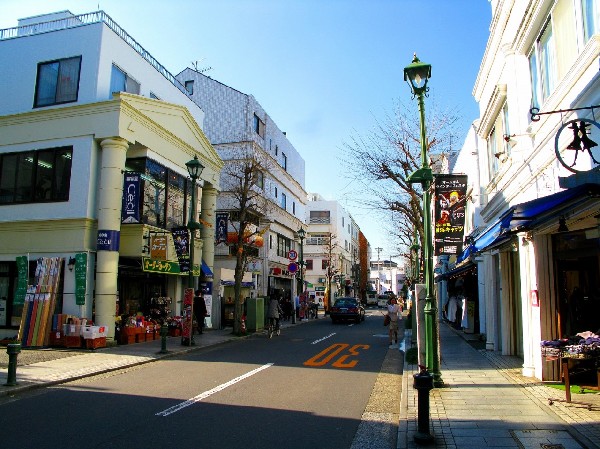 エルム通り商店街(大倉山駅前の商店街4つうちのひとつ。ギリシャ風建築の風情ただよう商店街には、個性光る素敵なお店がいっぱい。)