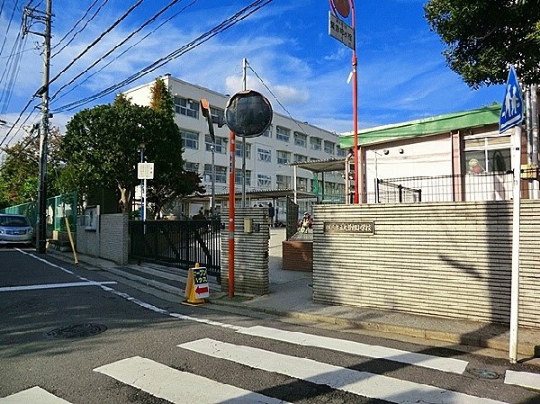 大曽根小学校(お子様が一日の中でも長い時間を過ごす小学校。のびのびと過ごし、広い校庭で元気に駆け回ったり、どんどん成長していくお子様の姿が目に浮かびます。)