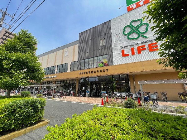 ライフ川崎大島店　(幹線道路沿いにあり、自転車や車で立ち寄りやすい駐車場完備のスーパーです。休日の買い出しや、お出かけ前やお帰りの立ち寄りにも便利です。)