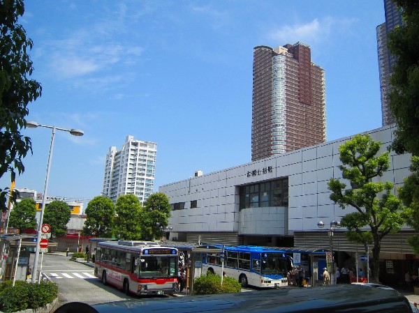 武蔵小杉駅(東横線の特急以下全線と目黒線、JR南武線が乗り入れているほか、横須賀線や湘南新宿ラインに乗り換えが可能。駅は連絡通路でつながっています。)