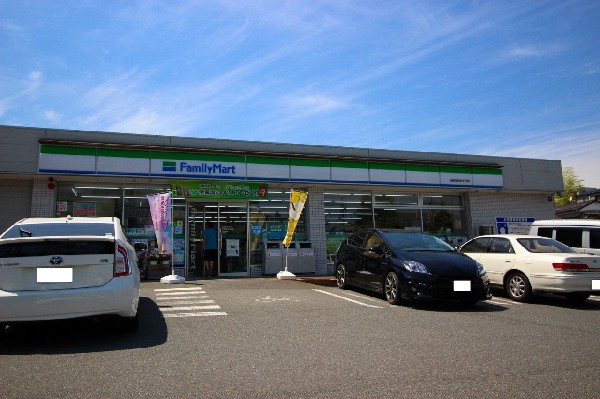 ファミリーマート川崎宮前南平台店(コンビニが近いのは何かと助かります。いまや買物だけではなく、行政、銀行、民間サービス等、日常生活に深く関係する最重要施設。)