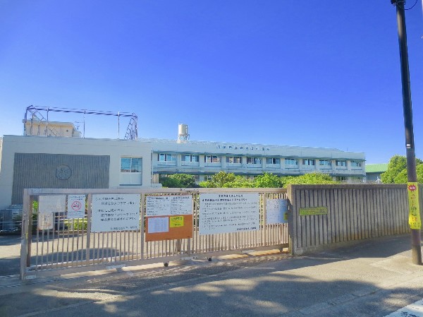 西丸子小学校(お子様が一日の中でも長い時間を過ごす小学校。どんどん成長していくお子様の姿が目に浮かびます。)