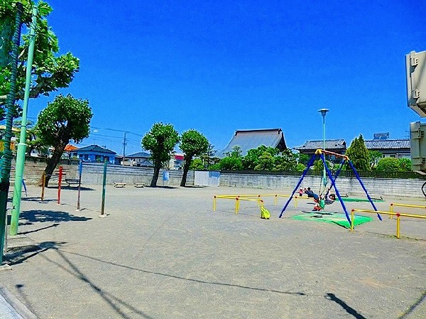 南加瀬第一公園 (1近隣には、公園もあり、青空の下で駆け回ったり、遊具で遊んだり、思い思いの遊びができます。子供たちの元気で楽しそうな声が響き渡ります。)