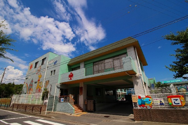 川崎こまどり幼稚園(豊かな自然に囲まれ、園舎・園庭から子供たちの元気な声が聞こえてきます。できることが増えていく、お子様の成長が楽しみです。)