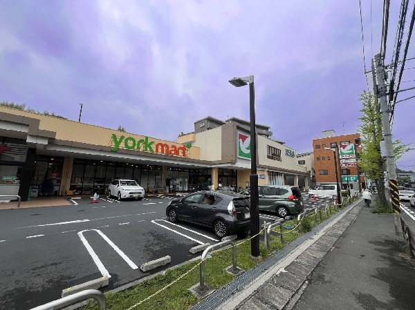 ヨークマート川崎野川店(幹線道路沿いにあり、自転車や車で立ち寄りやすい駐車場完備のスーパーです。休日の買い出しや、お出かけ前やお帰りの立ち寄りにも便利です。)