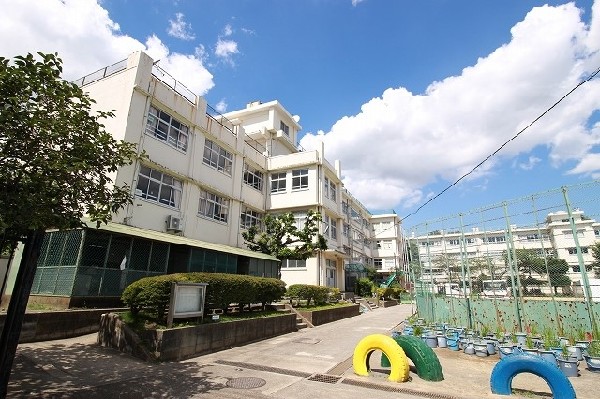 菅生小学校　(数年前に創立50周年を迎えた歴史ある小学校。2019年も115名の1年生が入学し、700人超えの児童を44名の教員が支える学校。)